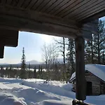 Lodge Northern Lights Opposite The Mountains *