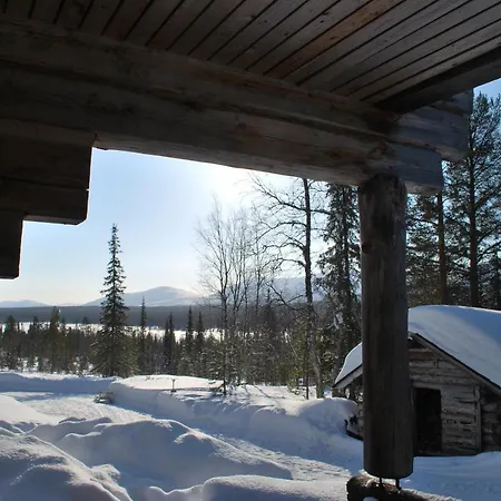 بيت خشبي Northern Lights Opposite The Mountains *
