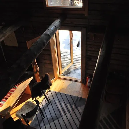 Northern Lights Opposite The Mountains بيت خشبي