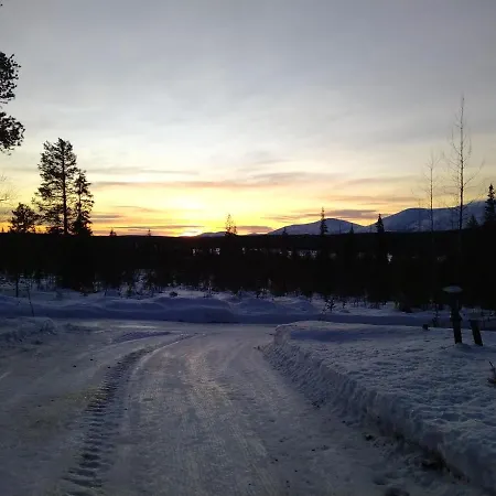 Northern Lights Opposite The Mountains بيت خشبي